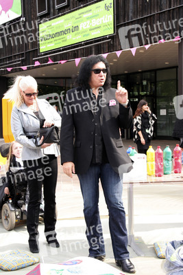 Gene Simmons auf Mauertour in Berlin