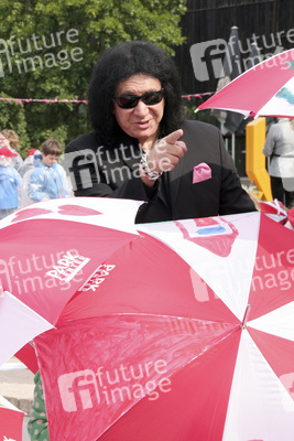 Gene Simmons auf Mauertour in Berlin
