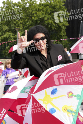 Gene Simmons auf Mauertour in Berlin