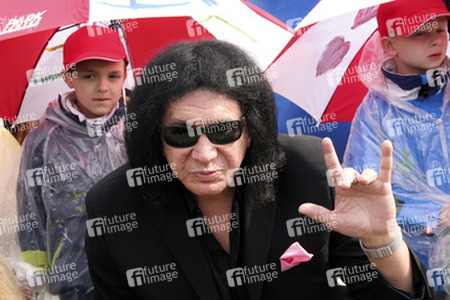 Gene Simmons auf Mauertour in Berlin