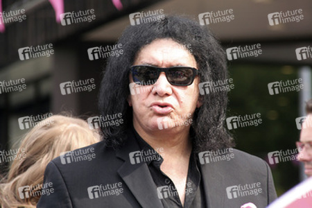 Gene Simmons auf Mauertour in Berlin
