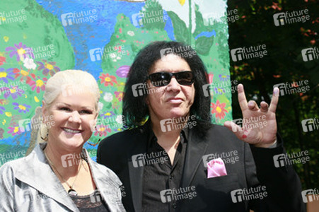 Gene Simmons auf Mauertour in Berlin