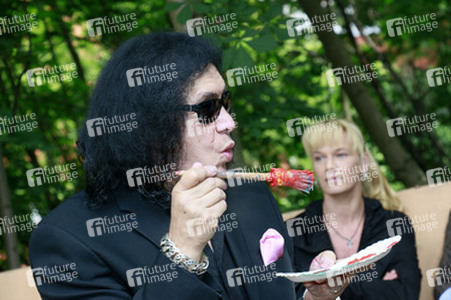 Gene Simmons auf Mauertour in Berlin