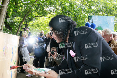 Gene Simmons auf Mauertour in Berlin