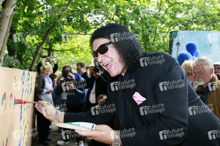 Gene Simmons auf Mauertour in Berlin