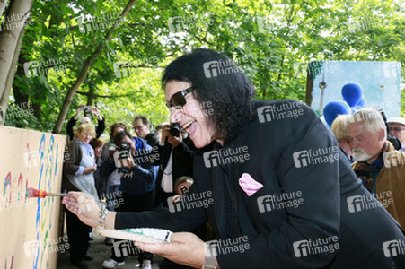 Gene Simmons auf Mauertour in Berlin