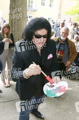 Gene Simmons auf Mauertour in Berlin