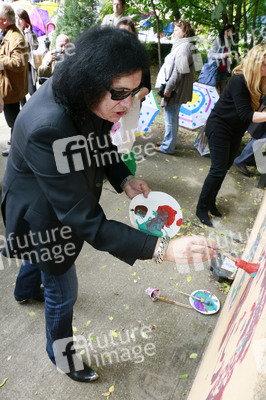 Gene Simmons auf Mauertour in Berlin
