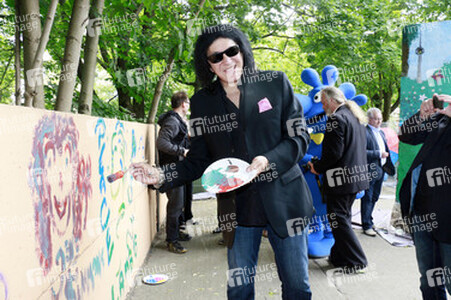 Gene Simmons auf Mauertour in Berlin
