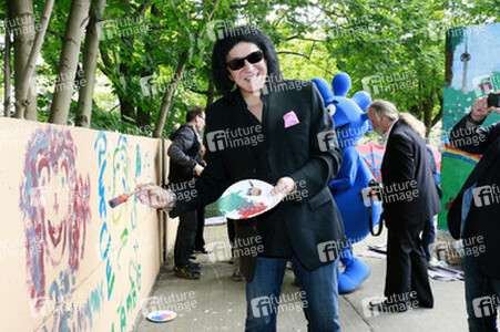 Gene Simmons auf Mauertour in Berlin