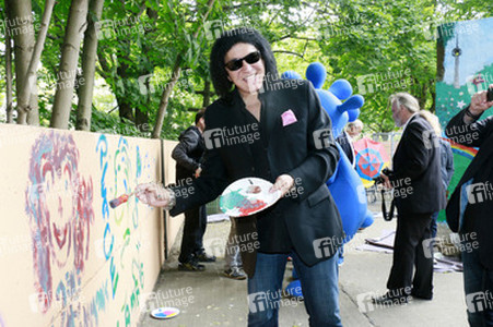 Gene Simmons auf Mauertour in Berlin