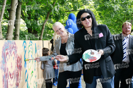 Gene Simmons auf Mauertour in Berlin