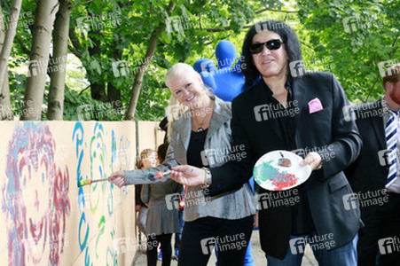 Gene Simmons auf Mauertour in Berlin