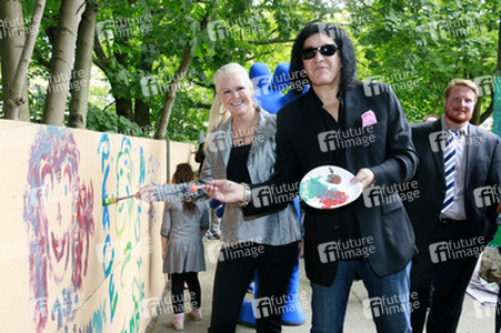 Gene Simmons auf Mauertour in Berlin