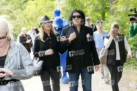 Gene Simmons auf Mauertour in Berlin