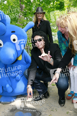 Gene Simmons auf Mauertour in Berlin