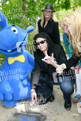 Gene Simmons auf Mauertour in Berlin