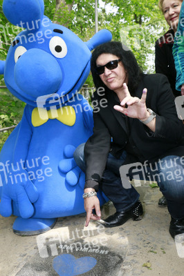 Gene Simmons auf Mauertour in Berlin