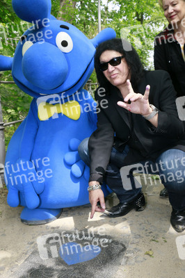 Gene Simmons auf Mauertour in Berlin