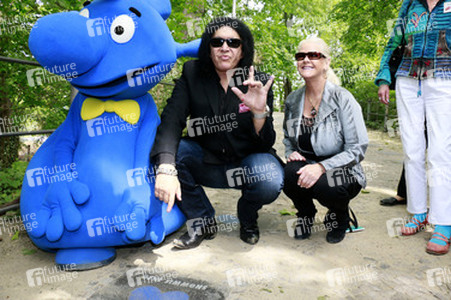 Gene Simmons auf Mauertour in Berlin