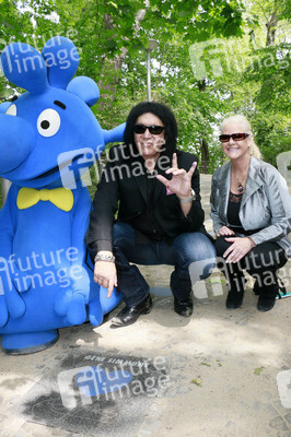 Gene Simmons auf Mauertour in Berlin