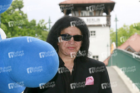 Gene Simmons auf Mauertour in Berlin