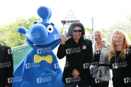 Gene Simmons auf Mauertour in Berlin