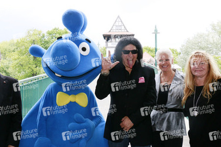 Gene Simmons auf Mauertour in Berlin