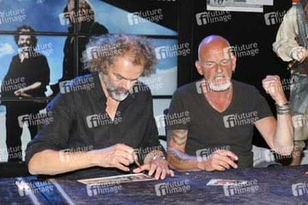 Autogrammstunde mit Santiano in Hamburg