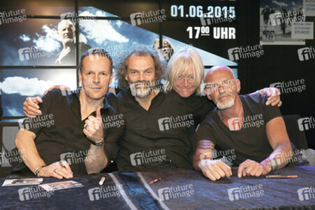 Autogrammstunde mit Santiano in Hamburg