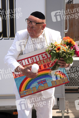 Protest beim Richtfest der Stiftung Berliner Schloss in Berlin