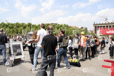 Protest beim Richtfest der Stiftung Berliner Schloss in Berlin