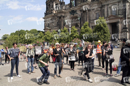 Protest beim Richtfest der Stiftung Berliner Schloss in Berlin