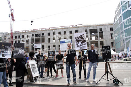 Protest beim Richtfest der Stiftung Berliner Schloss in Berlin