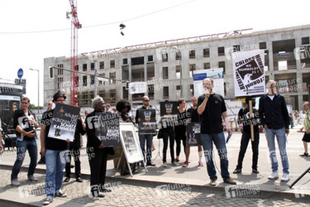 Protest beim Richtfest der Stiftung Berliner Schloss in Berlin