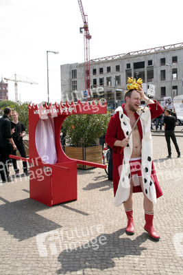 Protest beim Richtfest der Stiftung Berliner Schloss in Berlin