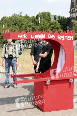 Protest beim Richtfest der Stiftung Berliner Schloss in Berlin