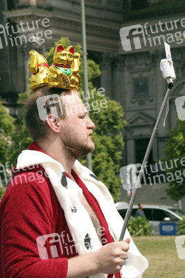 Protest beim Richtfest der Stiftung Berliner Schloss in Berlin
