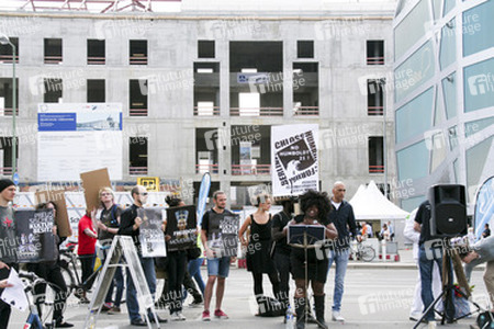 Protest beim Richtfest der Stiftung Berliner Schloss in Berlin