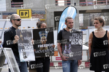 Protest beim Richtfest der Stiftung Berliner Schloss in Berlin