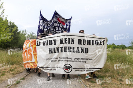Gegen Lager, Asylgesetz und Nazibanden Demo in Berlin