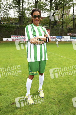 Charity-Fußballspiel 'Kicken mit Herz' in Hamburg