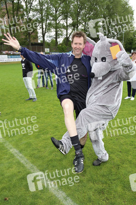 Charity-Fußballspiel 'Kicken mit Herz' in Hamburg