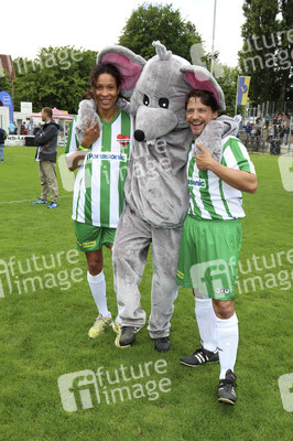 Charity-Fußballspiel 'Kicken mit Herz' in Hamburg