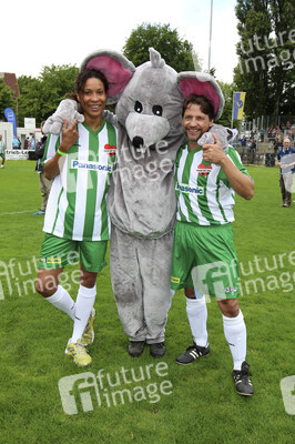 Charity-Fußballspiel 'Kicken mit Herz' in Hamburg