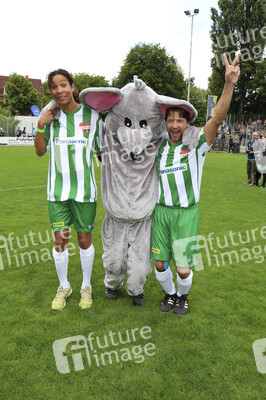 Charity-Fußballspiel 'Kicken mit Herz' in Hamburg
