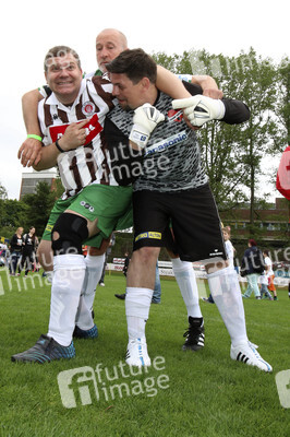 Charity-Fußballspiel 'Kicken mit Herz' in Hamburg