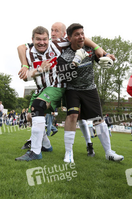 Charity-Fußballspiel 'Kicken mit Herz' in Hamburg