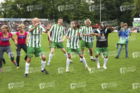 Charity-Fußballspiel 'Kicken mit Herz' in Hamburg