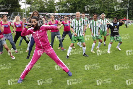 Charity-Fußballspiel 'Kicken mit Herz' in Hamburg
